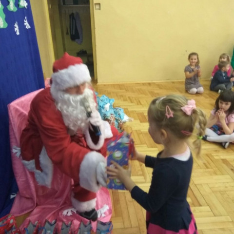 Powiększ obraz: Święty Mikołaj zawitał do przedszkola