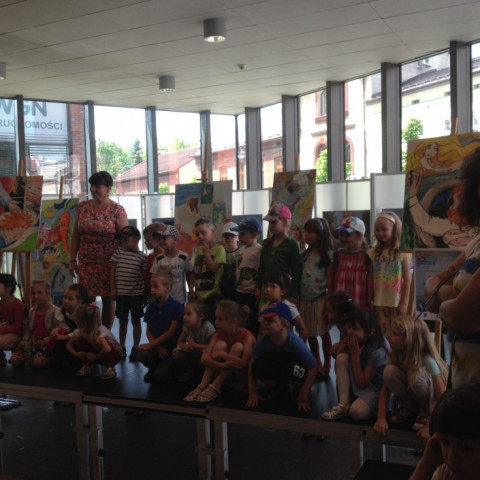 Powiększ obraz: Spotkanie przedszkolaków z poetką w Miejskiej Bibliotece Publicznej w Jaworznie