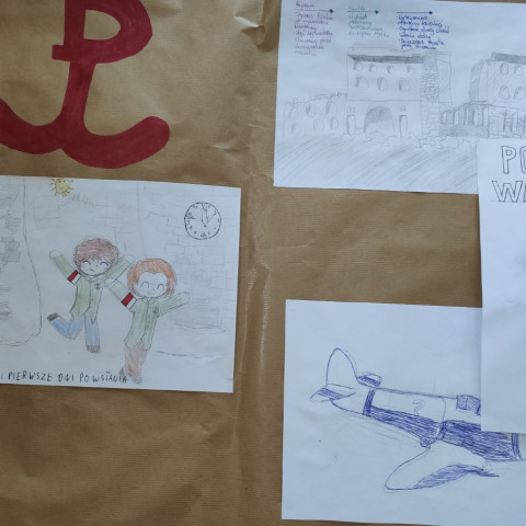 Powiększ obraz: Na zdjęciu znajdują się kartki dla Bohaterów wojennych wykonane przez uczniów naszej szkoły