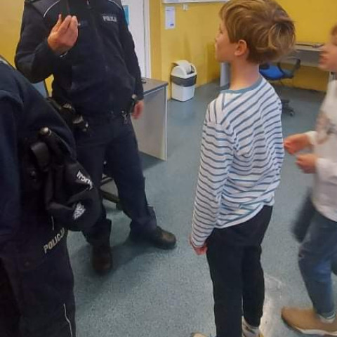 Powiększ obraz: wizyta policjantów w szkole